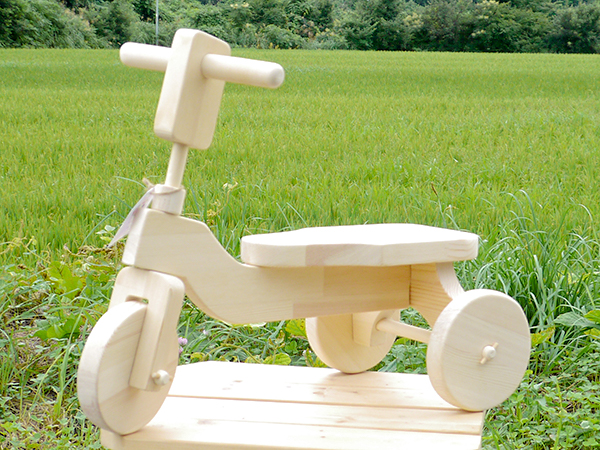 木製の三輪車